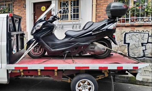una moto transportada encima de una grua para motos
