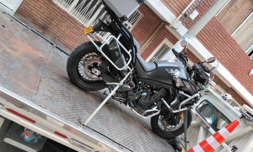 una moto en una grua