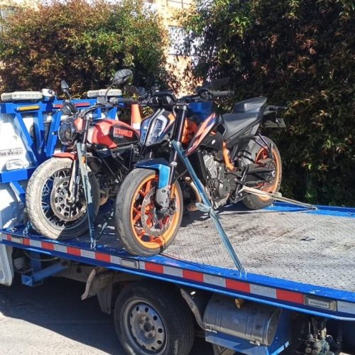 Grúa llevando 2 motos